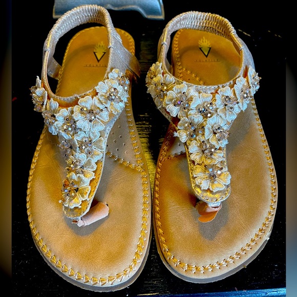 Volatile Women’s Sandals Size 6 Tan with Flowers NEW - Picture 1 of 5